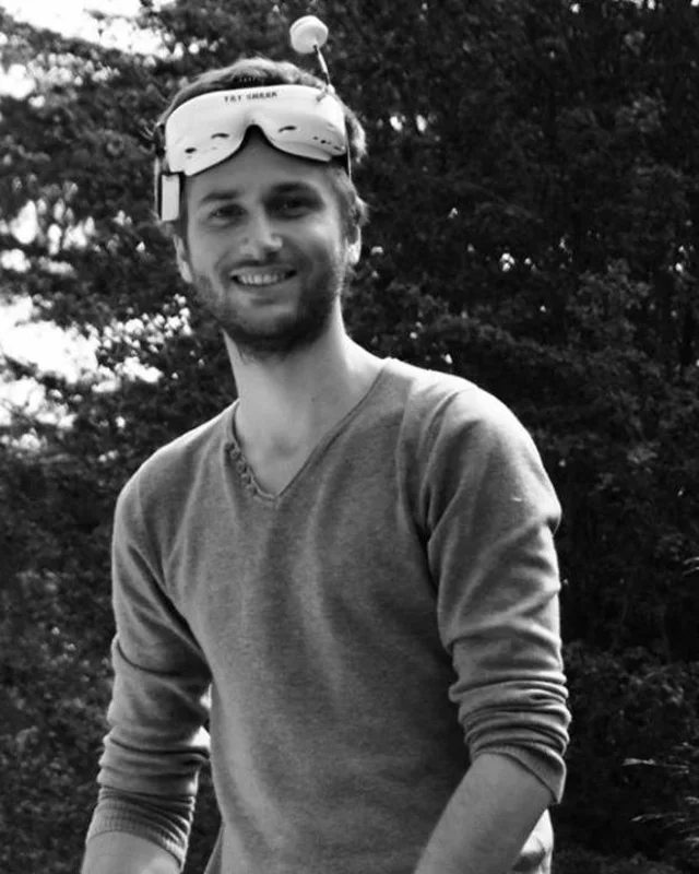 Adrien Aubry, un masque de pilotage de drone relevé sur le front